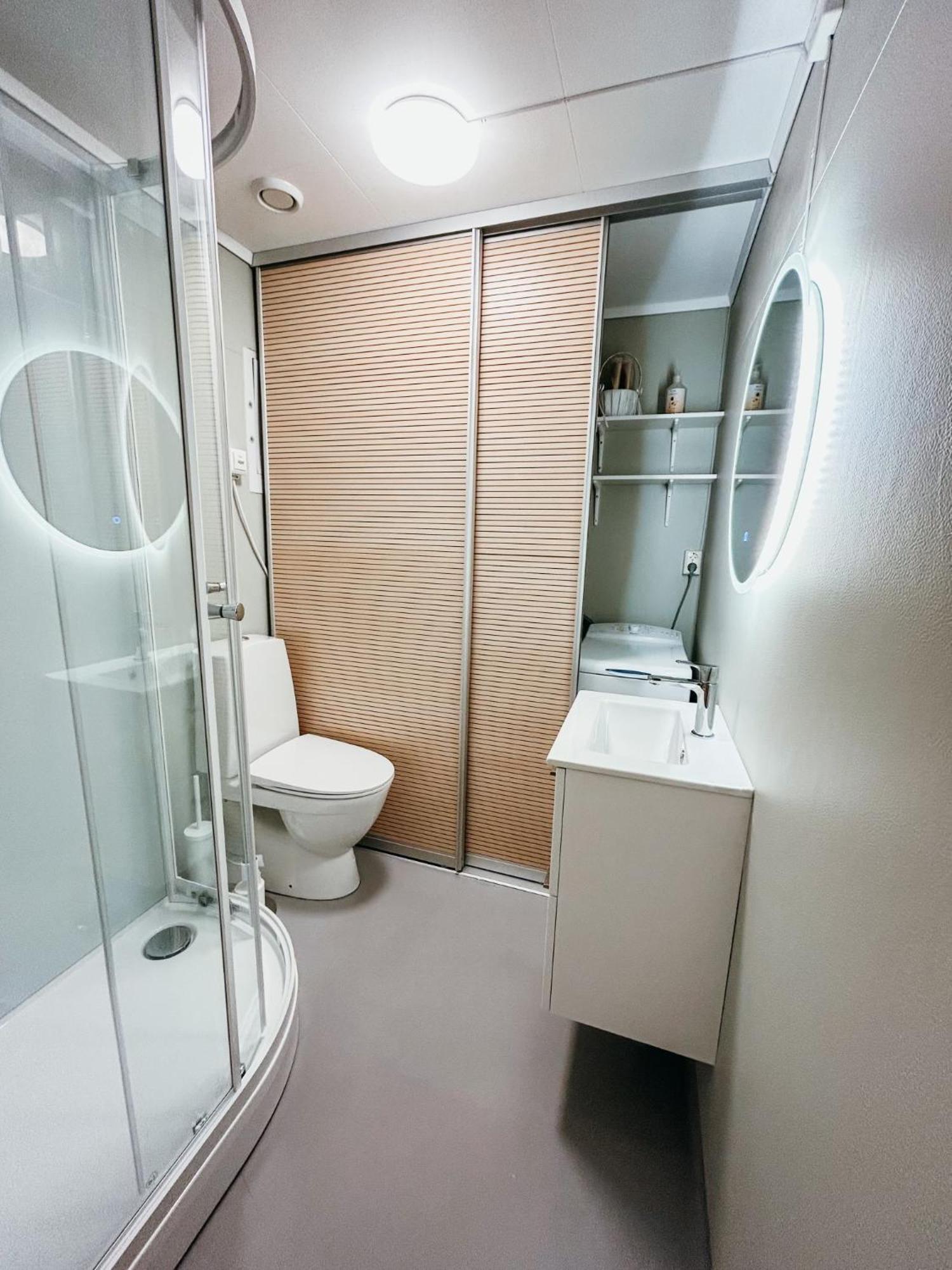 Bright And Cozy - Newly Renovated Bathroom And Free Parking * Hoiset