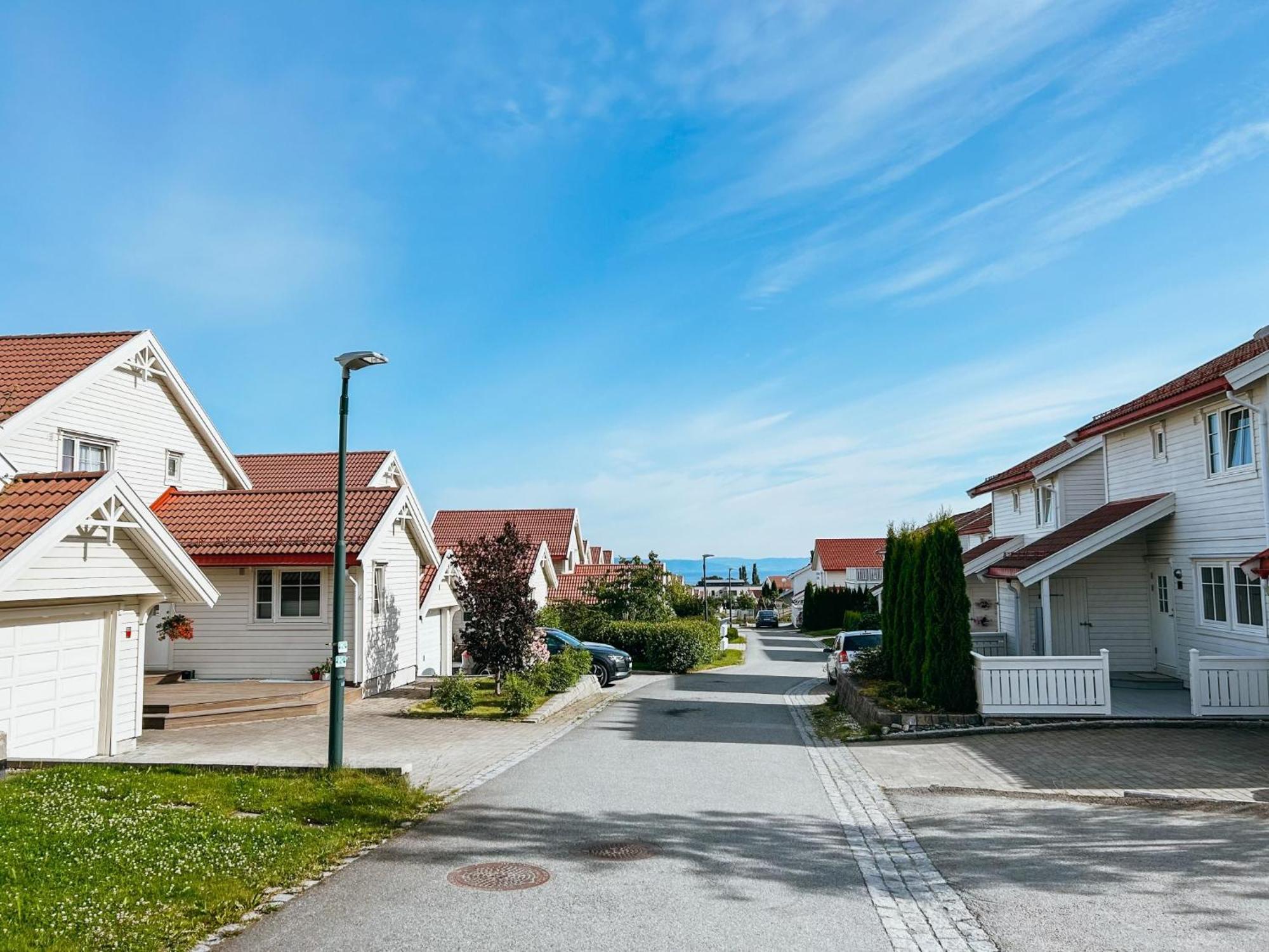 Bright And Cozy - Newly Renovated Bathroom And Free Parking Apartment *